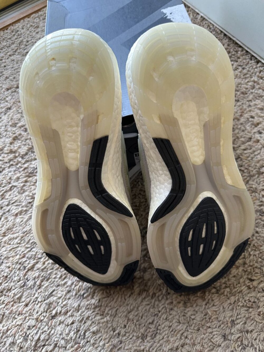 Adidas Ultraboost 22 Men's 8.5/Women's 9.5, Triple Grey (Some discoloration) - Picture 4 of 5